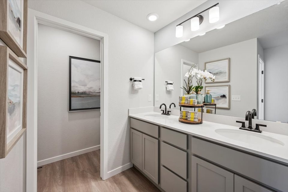A bathroom with a sink and a mirror.