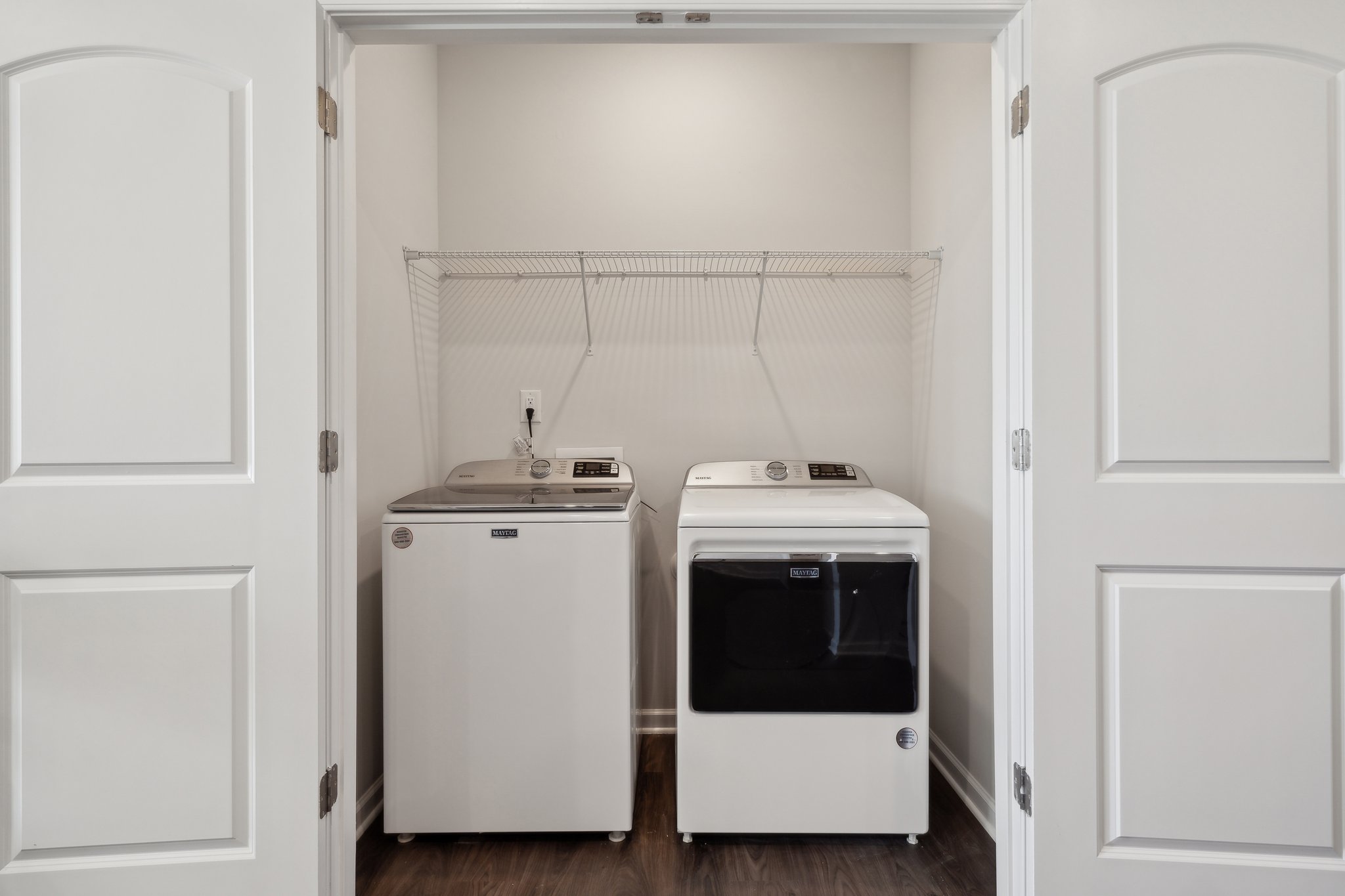 A small kitchen with white cabinets.