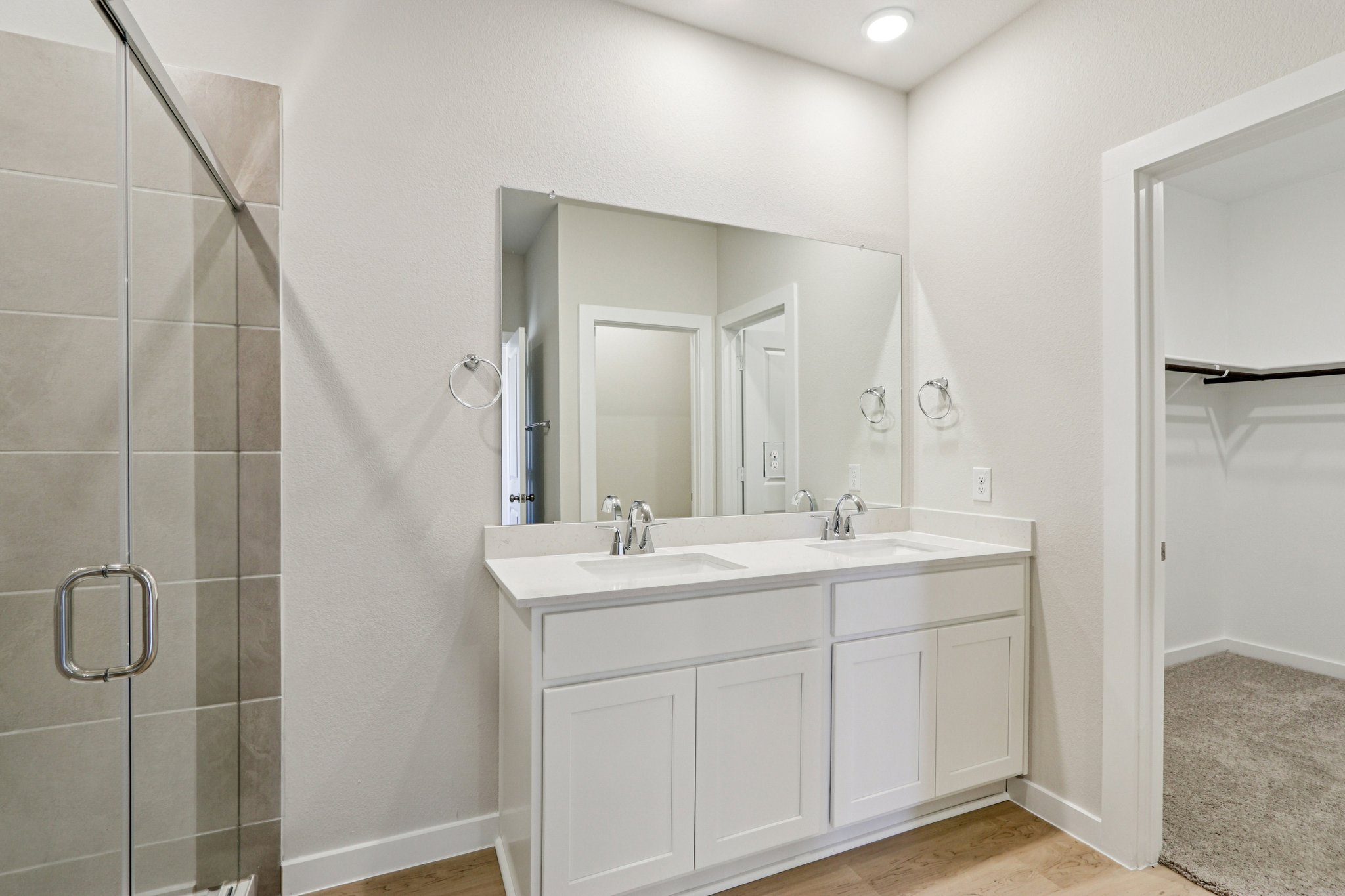 A bathroom with a sink and a mirror.