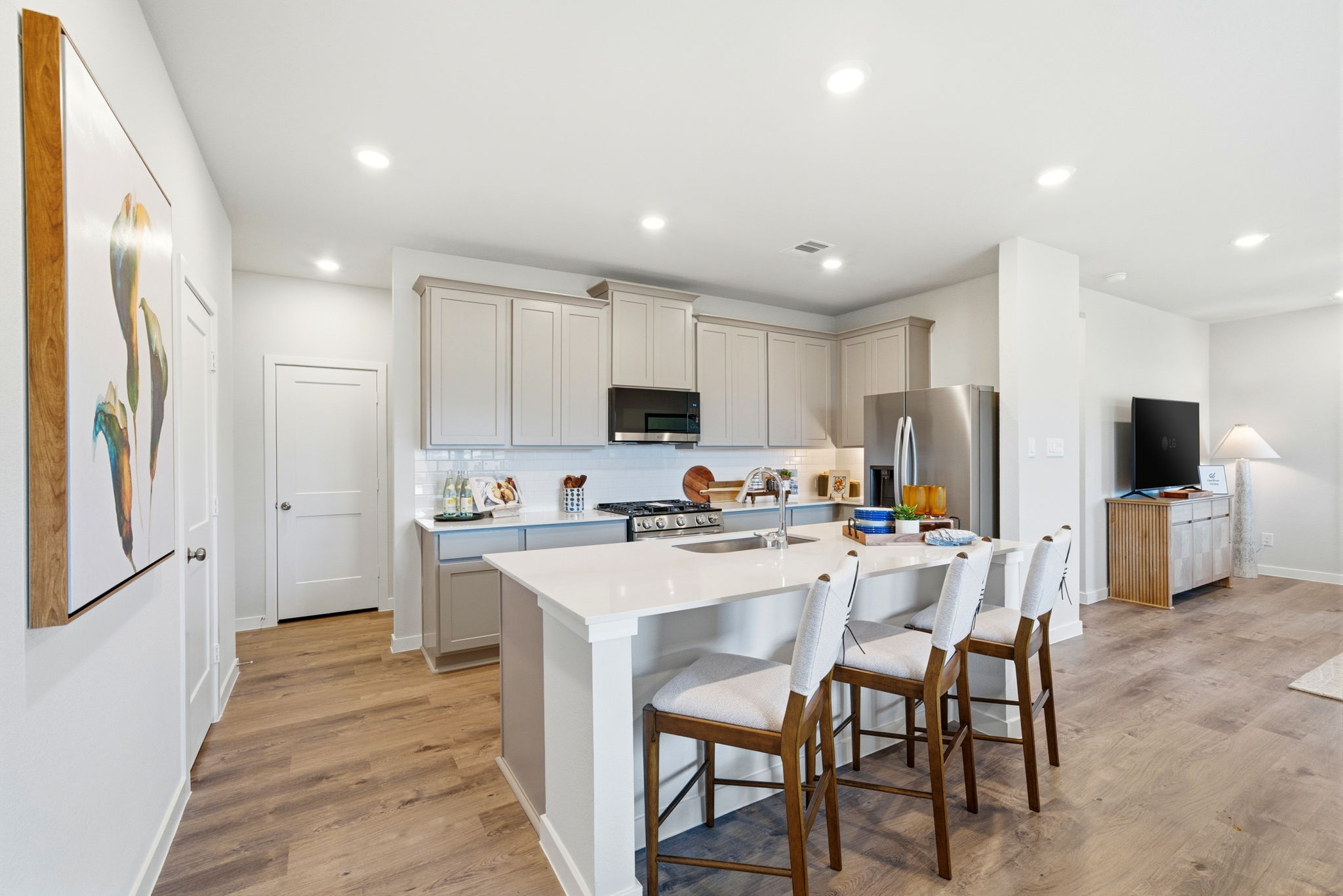 A kitchen with white cabinets.